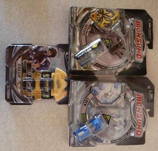 Monsuno Holder and 2 Core 1 packs - Skysite and Lock