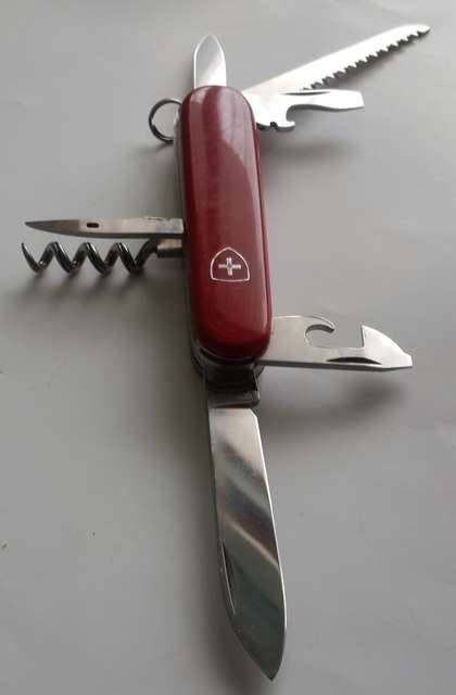 Victorinox Swiss Army Knife Camper- older model with grooved corc screw