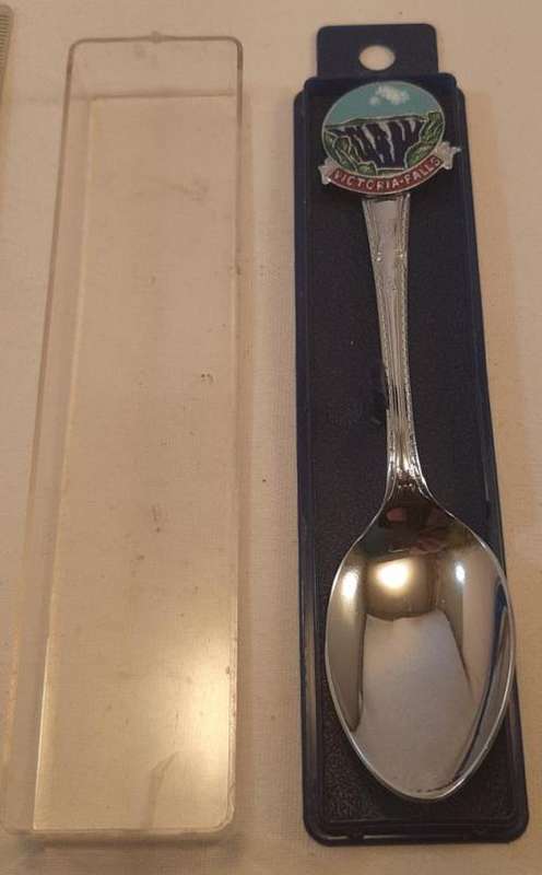 Set 2 tea spoons Italy and Victoria water falls