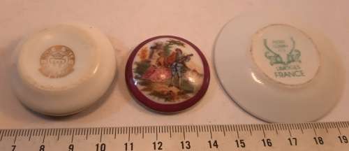 Small Plate on stand by Pierre Dumas Limoges France Dia 6 cm plus pill box