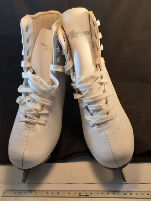 Ice figure Skates Size 40 the name is on the lip Action ? on the blade it says TUV Rheinland