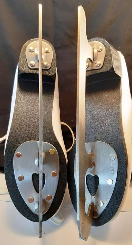 Ice figure Skates Size 40 the name is on the lip Action ? on the blade it says TUV Rheinland