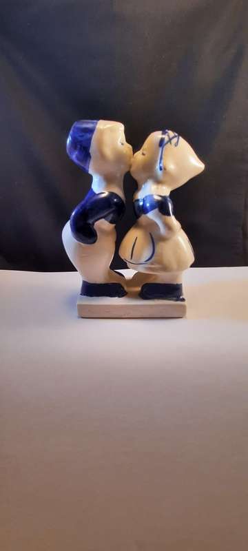 Delft Blue Kissing couple small size  one 11 cm by 8 cm