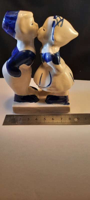 Delft Blue Kissing couple small size  one 11 cm by 8 cm