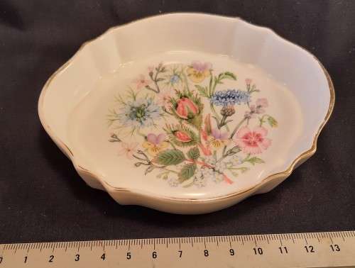 Porcelain Aynsley Wild Tudor   Bon Bon Dish Made in England size  length 13.5 width 12 cm