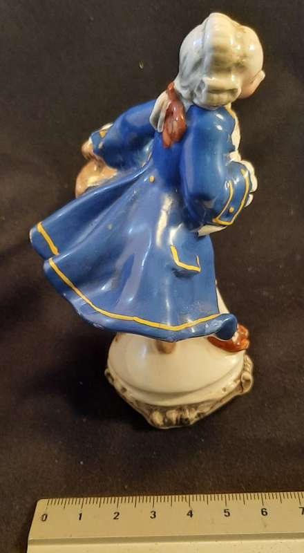 Porcelain Vintage Victorian Man Made in Italy  Hight12 cm width 9 cm