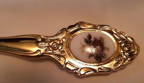Cake server 24 karat Gold plated  Eetrite  rose decals  in box