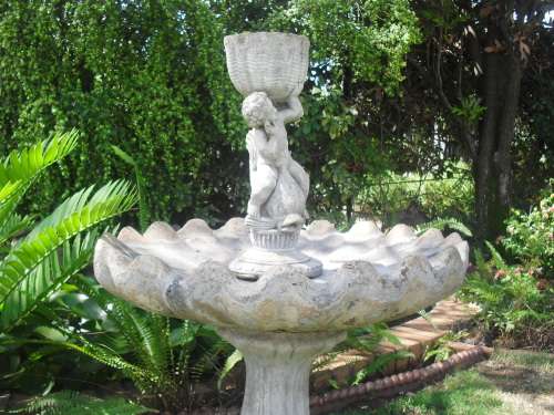 BUYER TO COLLECT IN PRETORIA - CONCRETE GARDEN FOUNTAIN, 1980's!