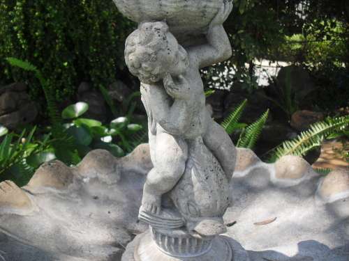 BUYER TO COLLECT IN PRETORIA - CONCRETE GARDEN FOUNTAIN, 1980's!
