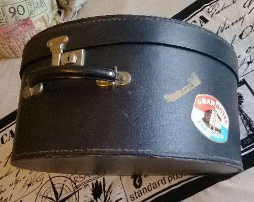 A 1950's LADIES CASE FOR TRANSPORTING A HAT!