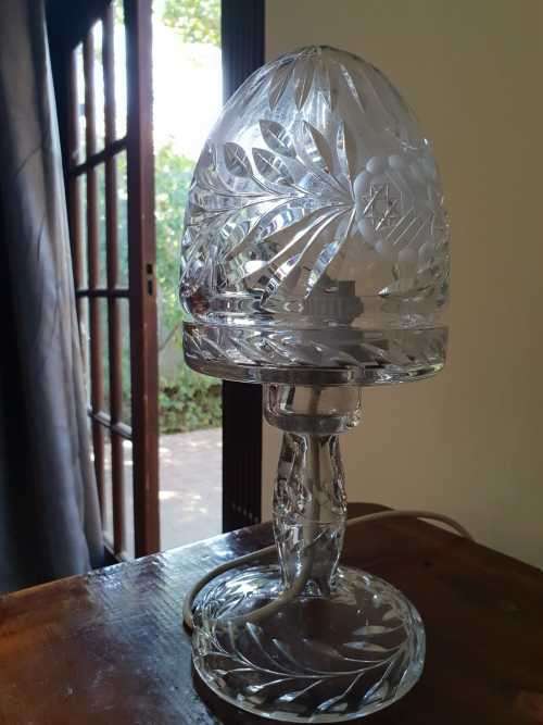 Cut crystal table lamp