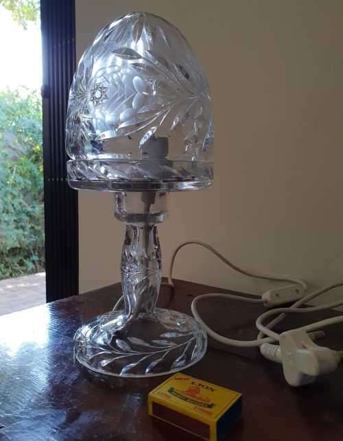 Cut crystal table lamp