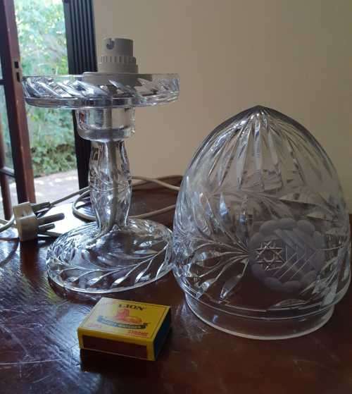 Cut crystal table lamp