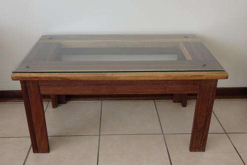 A FANTASTIC SOLID KIAAT CENTRE COFFEE TABLE WITH A THICK GLASS TOP IN AMAZING CONDITION