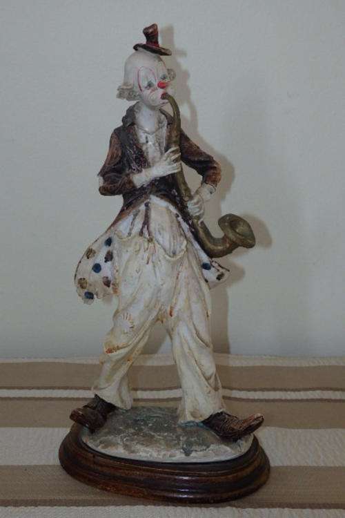 AN INCREDIBLE RARE VINTAGE (LARGE) HAND PAINTED RESIN CLOWN PLAYING THE SAXOPHONE