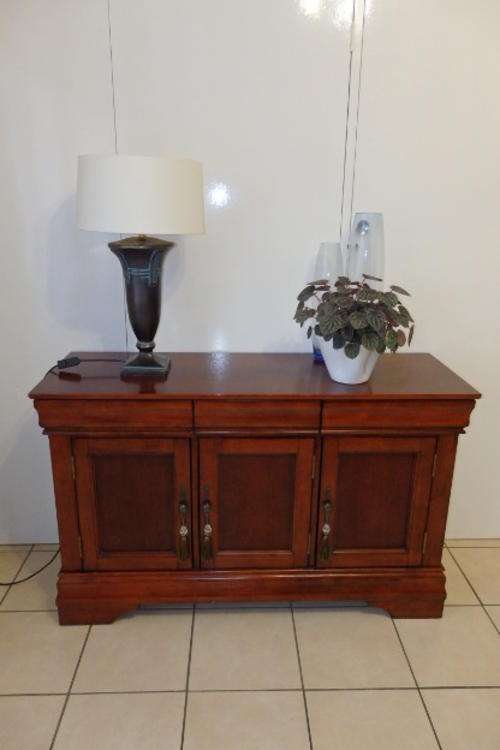 A SPECTACULAR SOLID WOOD (CHERRY?) THREE DOOR SIDE SERVER IN FANTASTIC CONDITION