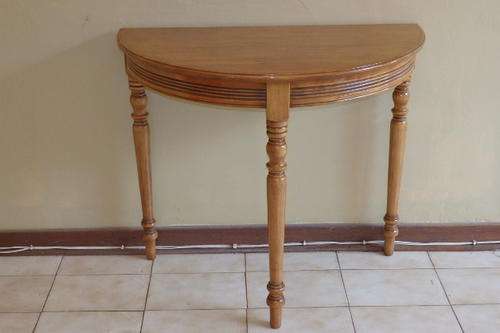 AN EXQUISITE WOODEN "HALF MOON" TABLE WITH AWESOME DETAILING - MAGNIFICENT FURNITURE!!