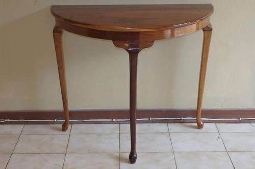 A FANTASTIC VINTAGE SOLID KIAAT "HALF MOON" TABLE IN FANTASTIC CONDITION