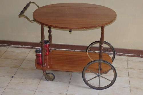 A STUNNING VINTAGE PORTABLE "DROP LEAF" WOODEN DRINKS TROLLEY WITH ITS "ENAMELLED" BOTTLE HOLDERS