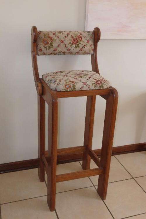 A STUNNING (VERY STURDY) TALL SOLID WOODEN "COUNTER/ BAR" CHAIR IN EXCELLENT CONDITION