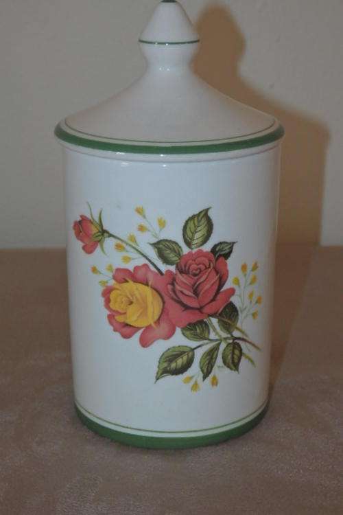 A GORGEOUS ITALIAN MADE PORCELAIN LIDDED JAR WITH A BEAUTIFUL FLORAL PATTERN AND GREEN BORDER