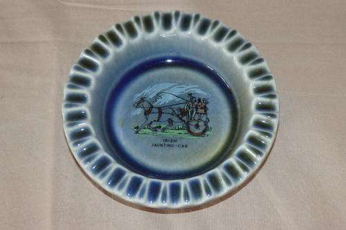 A STUNNING RARE VINTAGE "WADE" PORCELAIN, IRISH MADE "CO ARMAGH" "IRISH JAUNTING-CAR" ASHTRAY