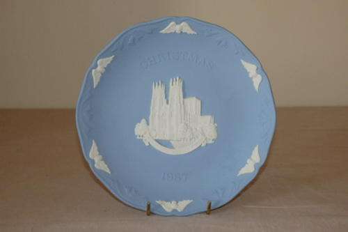 AN EXQUISITE LIMITED EDITION "WEDGWOOD" JASPERWARE "CATHEDRALS OF ENGLAND" XMAS 1987 PLATE