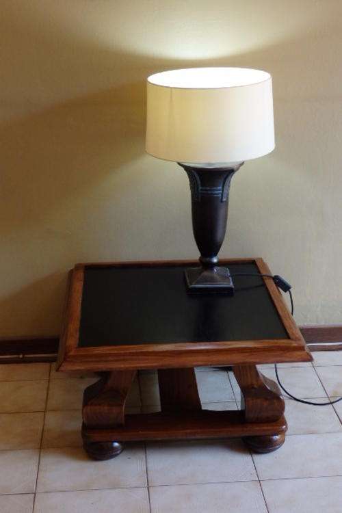 A BEAUTIFUL VINTAGE "TWO-TONE" COFFEE TABLE WITH VERY STURDY LEGS IN WONDERFUL CONDITION
