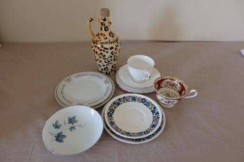 AN AWESOME COLLECTION OF MIXED MOSAIC CERAMIC & PORCELAIN PIECES INCL ROYAL ALBERT & MORE