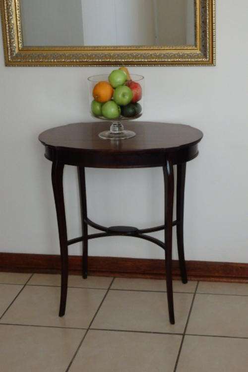 A BEAUTIFULLY MADE "STURDY" SOLID WOODEN OCCASIONAL TABLE WITH "FINE" INLAY DETAILING