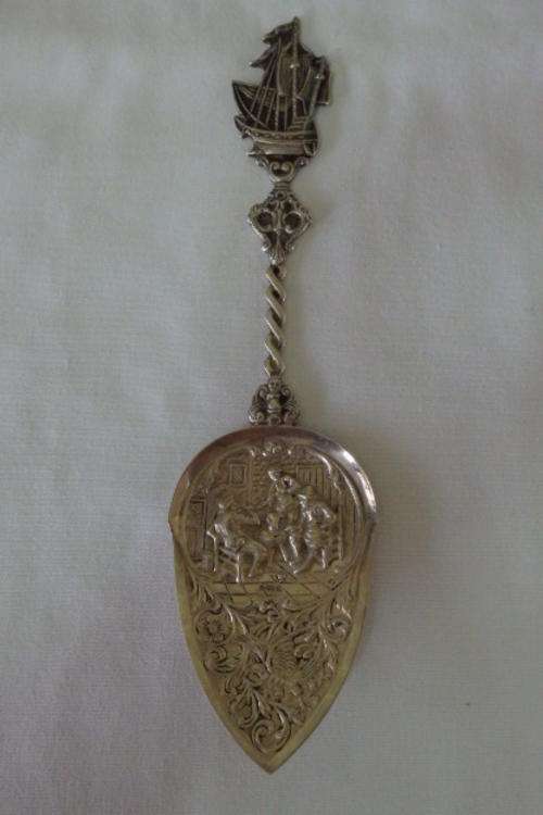 A STUNNING VINTAGE ORIGINAL HERBERT HOOIJKAAS ORNATE PASTRY FORK IN SUPERB CONDITION