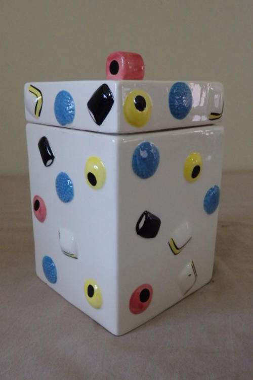 A FANTASTIC CERAMIC "LIQUORICE ALLSORTS" LIDDED SWEETS JAR IN PRISTINE CONDITION