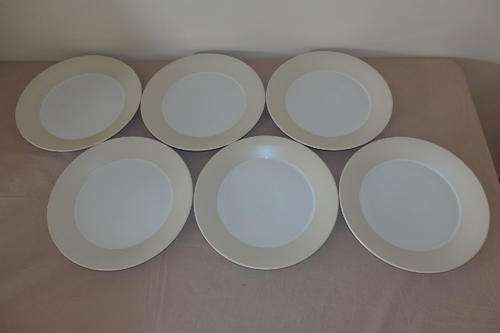 A FANTASTIC SET OF 6x CREAM AND WHITE WOOLWORTHS "MANHATTAN" STONEWARE DINNER PLATES