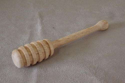 AN AWESOME WOODEN HONEY/ SYRUP DIPPING "SPOON" IN FANTASTIC CONDITION