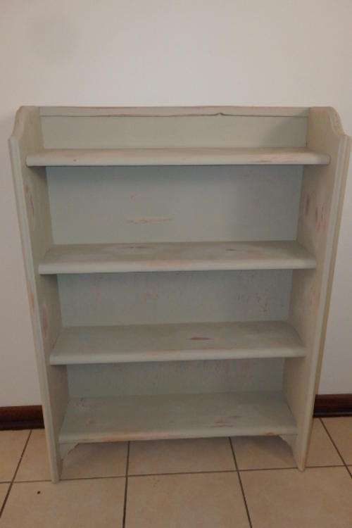 A STUNNING VINTAGE/ ANTIQUE? "SHABBY CHIC" BOOKCASE IN A SOFT GREEN WITH PINK UNDERTONES