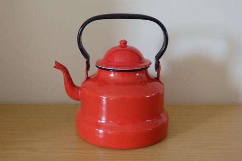 A FANTASTIC VINTAGE BLACK AND BRIGHT RED ELAMELWARE STOVETOP KETTLE