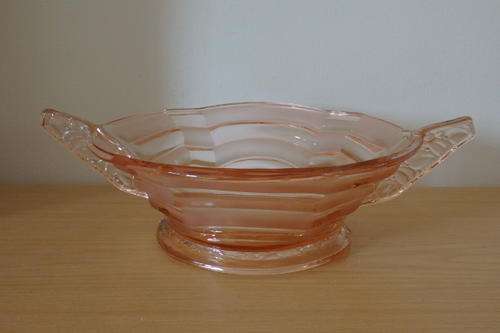 A STUNNING VINTAGE PINK GLASS ART DECO STYLE BOWL WITH FROSTED DETAILING AND HANDLES