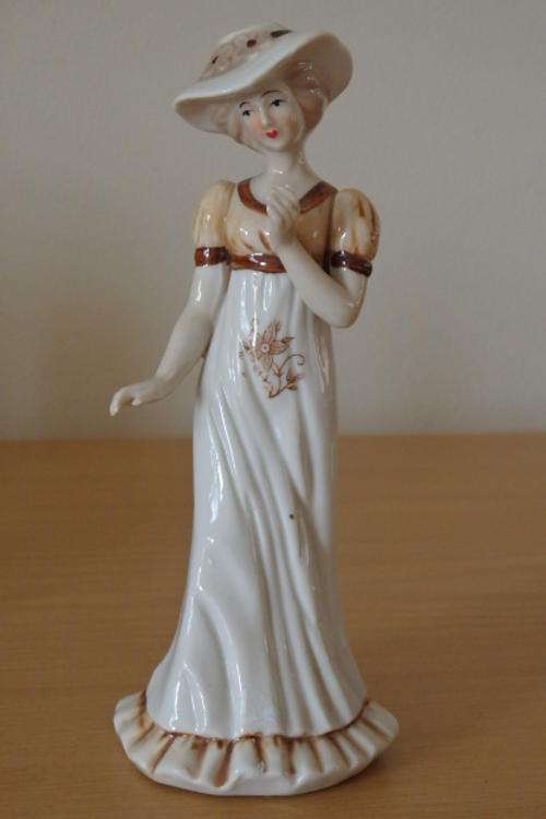 AN AWESOME AND VERY STYLISH PORCELAIN FIGURINE OF AN ENGLISH LADY IN A SUMMER DRESS AND HAT