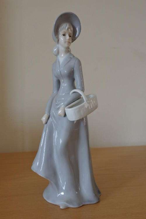 A STUNNING (LARGE) PORCELAIN FIGURINE OF AN ENGLISH LADY WITH A HAND BASKET