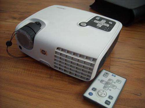 AWESOME HP PROJECTOR WITH CARRY CASE AND REMOTE!!