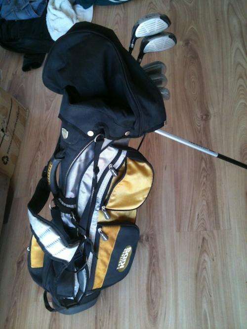AMAZING 7 PIECE KIDS GOLF SET!! PERFECT FOR STARTING OUT!! BARGAIN R1 NO RESERVE!!