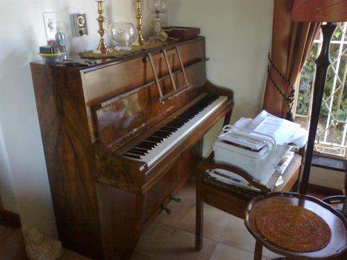 STUNNING PIANO