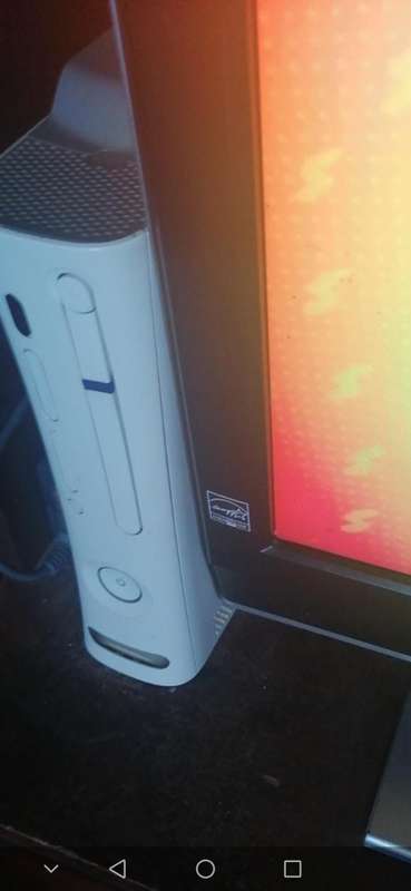 Xbox 360 console,1x wireless controller with battery pack, 250GB HDD, HDMI, power supply.