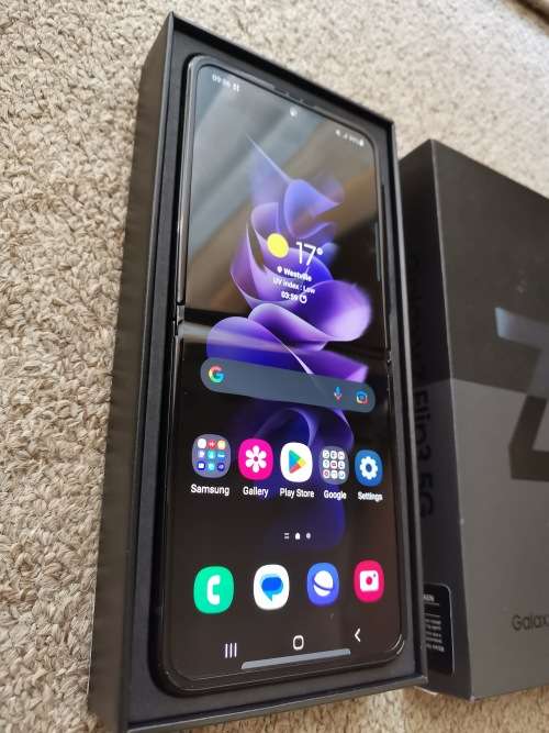Samsung z flip 3 256gb 5G, with box and original type c cable