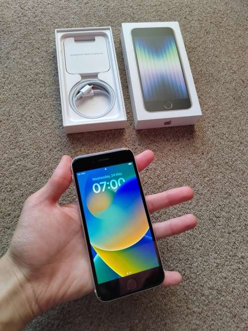 iPhone SE 2022 64gb like brand new, 100% battery health, no scratches or cracks