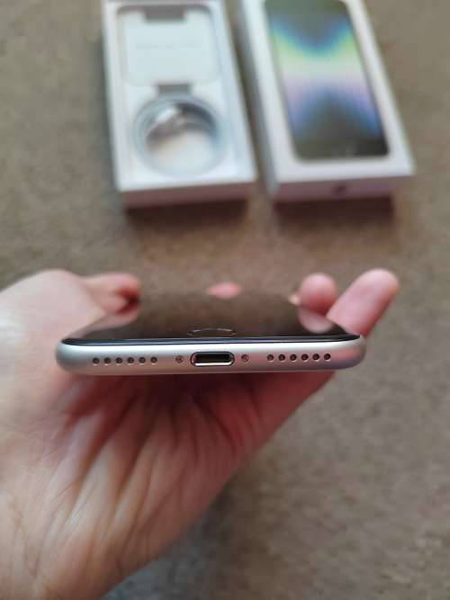 iPhone SE 2022 64gb like brand new, 100% battery health, no scratches or cracks