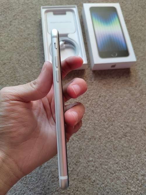 iPhone SE 2022 64gb like brand new, 100% battery health, no scratches or cracks
