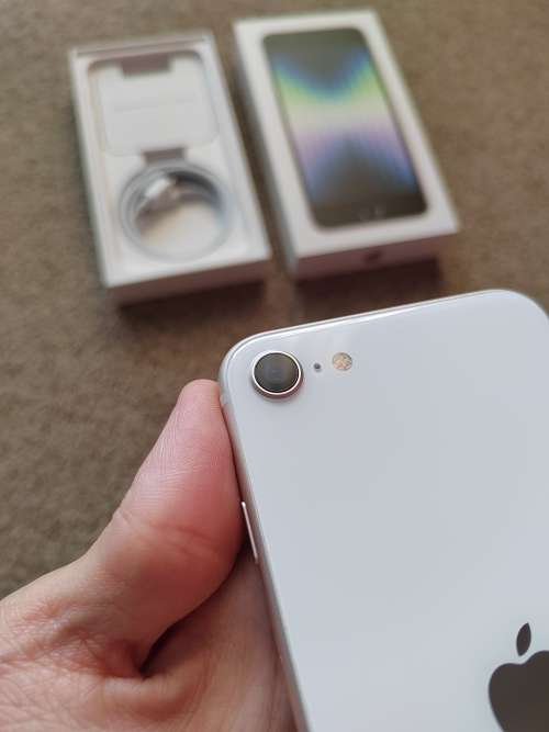 iPhone SE 2022 64gb like brand new, 100% battery health, no scratches or cracks