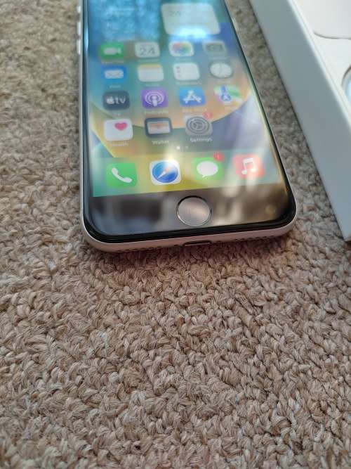 iPhone SE 2022 64gb like brand new, 100% battery health, no scratches or cracks