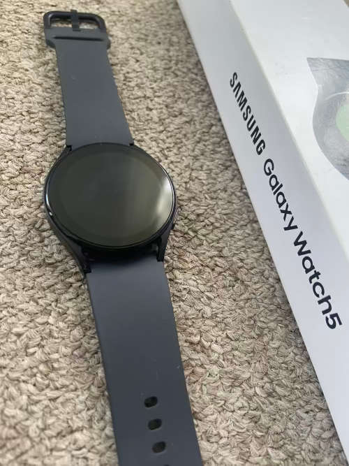 Samsung Galaxy Watch 5 Bt 40mm Excellent condition with box and charger